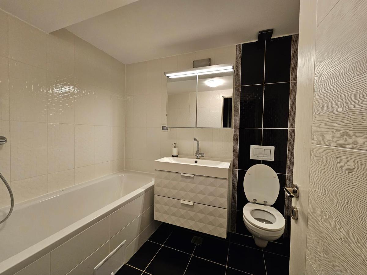Manolaire Airport Residence Otopeni Ngoại thất bức ảnh